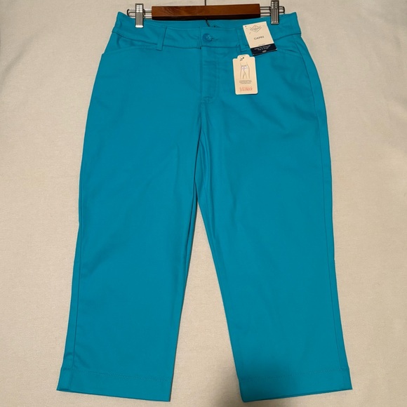 Pants - St Johns Bay Capri Pants Women's Size 4 turquoise dream